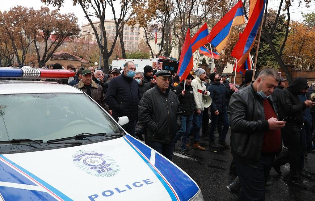 Оппозиционные активисты пытаются войти в здание кабмина Армении.