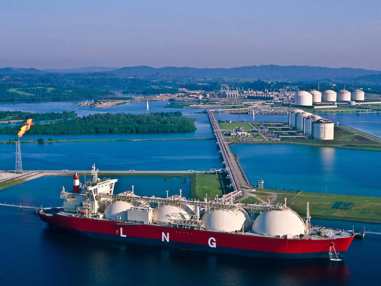 Промышленность ЕС заменила газ из РФ на СПГ, но все равно испытывает дефицит.