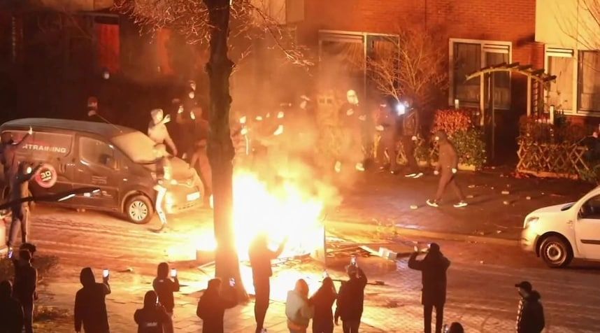Взрыв прогремел во время беспорядков в Амстердаме.