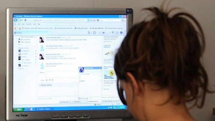 Un pedofil, prins în timp ce vorbea cu două fetiţe pe Facebook