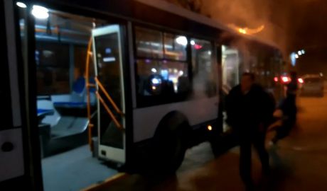 Un troleibuz cu pasageri a început să fumege într-o staţie din capitală. Foto: jurnal.md