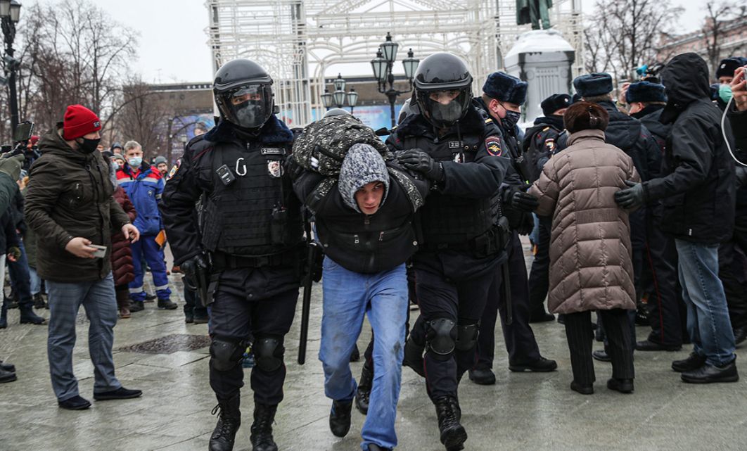 В Москве начались задержания людей на митинге в поддержку Навального.