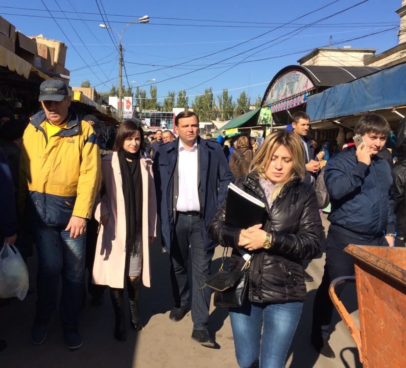 Năstase și Sandu „fără bodyguarzi” la Piața Centrală, dar cu fosta pază de corp a lui Filat prin preajmă.