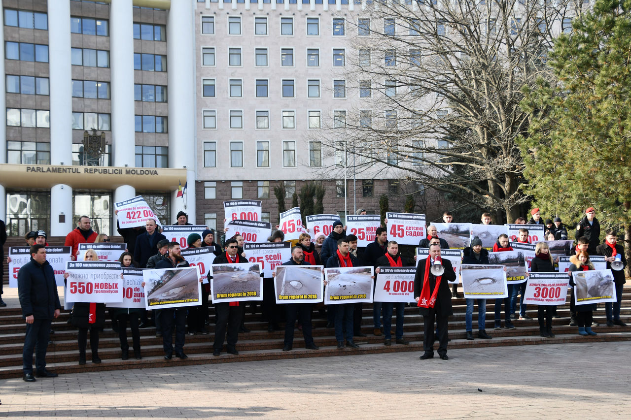  Флэшмоб прошел перед парламентом Молдовы, где сегодня проходит пленарное заседание.