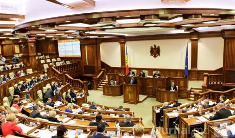 До 22 декабря депутатам предстоит рассмотреть более 50 законов. Фото: jurnal.md.