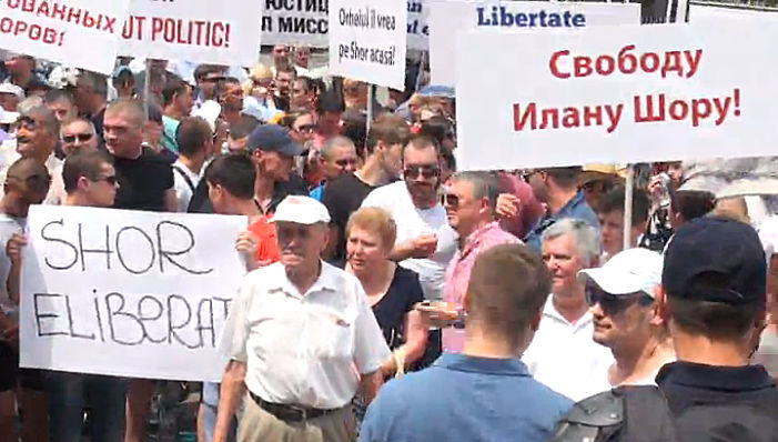 У здания буюканского суда собралось много людей и полиции.