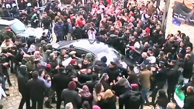 Палестинцы с камнями и палками атаковали кортеж патриарха в Вифлееме.