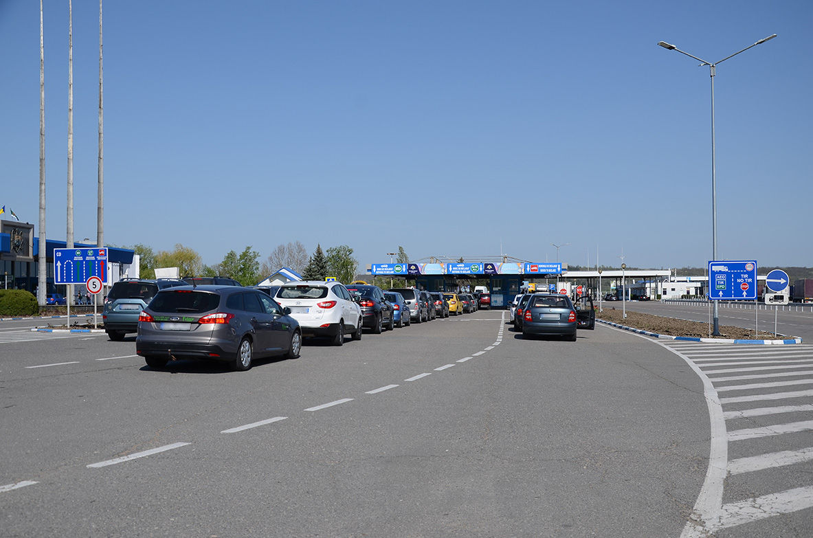 Ввозить автомобили без налога станет возможно через год.