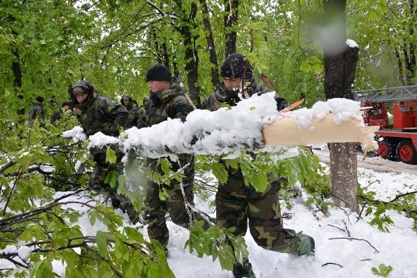 Bilanţ: Peste 3 900 militari au participat la lichidarea intemperiei. Foto:army.md