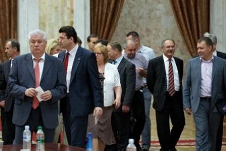 К фракции Партии коммунистов в парламенте Республики Молдова присоединился бывший посол в Турции и экс-министр культуры Михаил Барбулат.