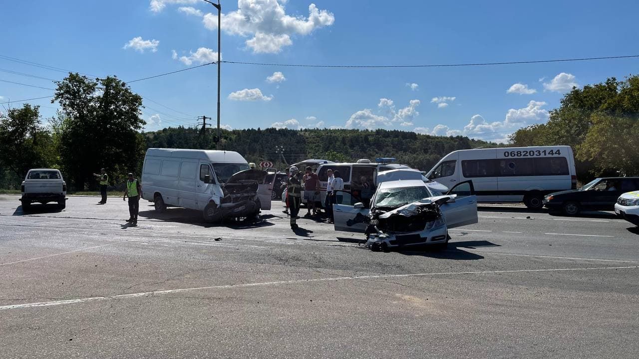 В Яловенском районе произошло ДТП: на место прибыли полиция и скорая.