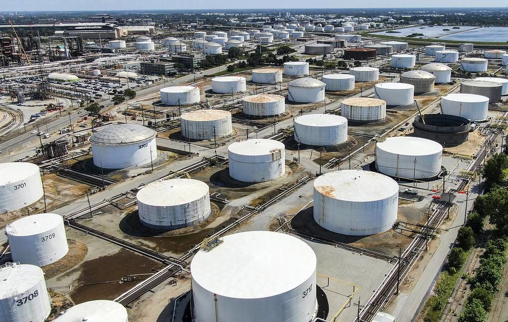 Хранилища нефти США заполнены почти на две трети.