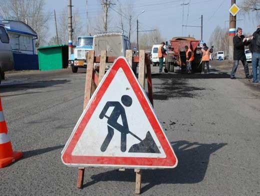Больше всего средств Министерство транспорта планирует потратить на восстановление дорог. Фото: omsk.aif.ru