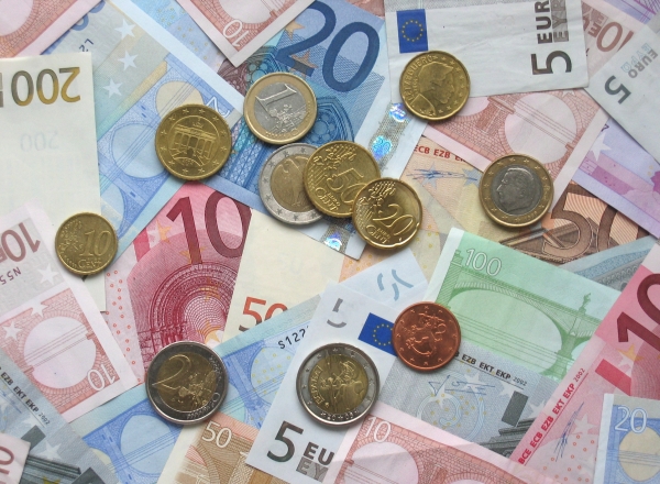 Banca Nationala a stabilit astazi un nou curs record pentru moneda euro - 18 lei si 59 de bani.