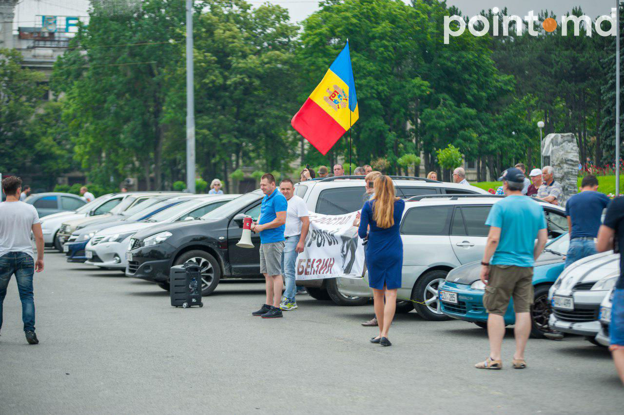 Водители припарковали автомобили на Площади Великого  национального собрания.