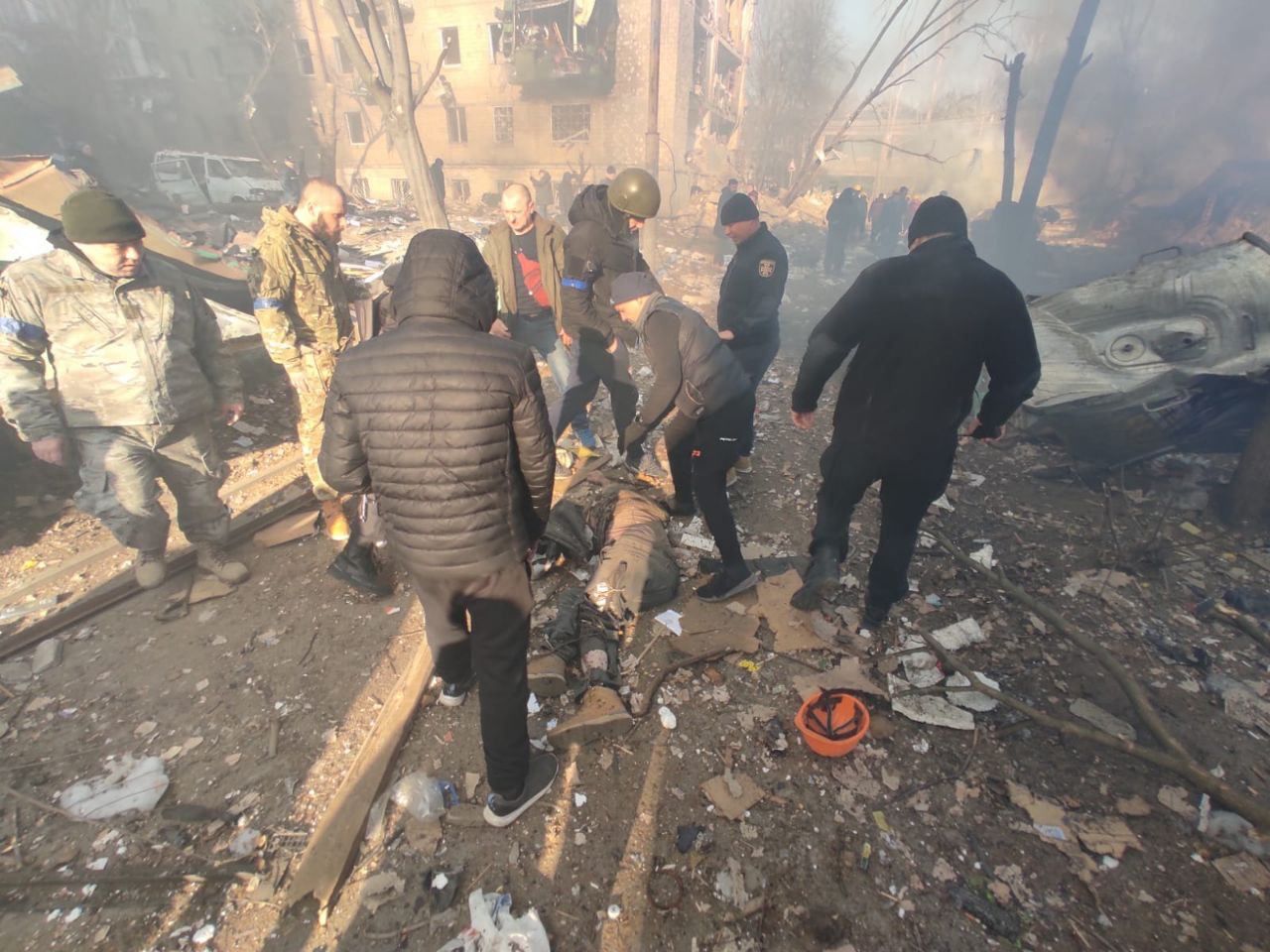 В Киеве на жилой дом упали осколки сбитой ракеты, есть погибший.
