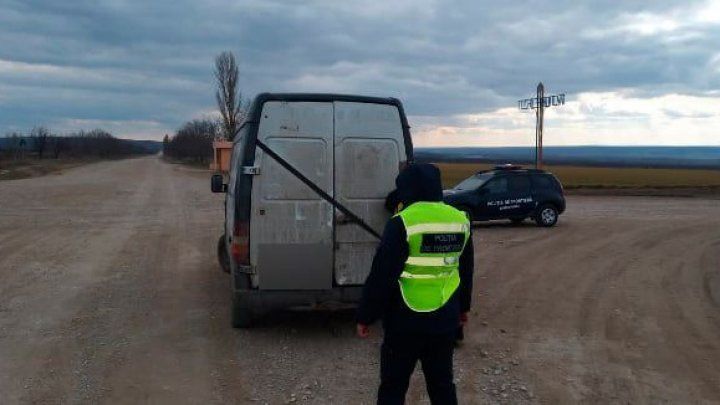 Пограничники обнаружили целый "букет" разных нарушений, остановив микроавтобус.