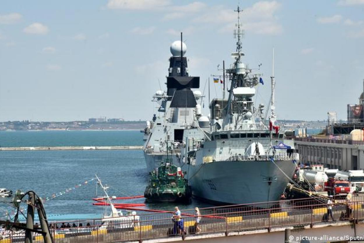 Россия перекрыла небо в районе Крыма.