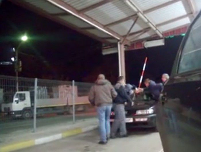Un bărbat a fost încătușat pentru că le-ar fi reproșat funcționarilor că lucrează greu. Foto: facebook.com