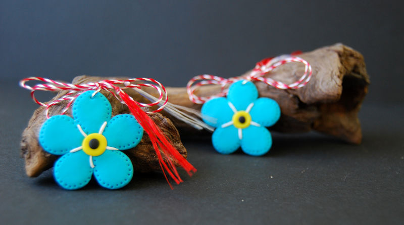 Mărțișoarele sunt la mare căutare de toți cei care păstrează cu sfințenie tradițiile românești. Foto: ornamentehandmade.wordpress.com