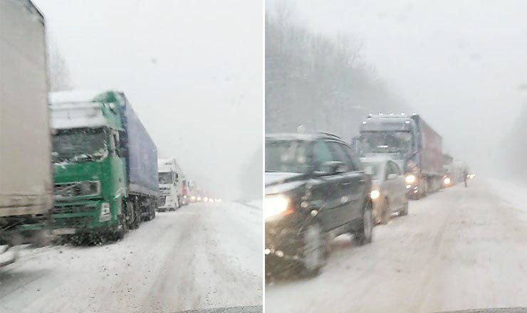 Большое количество грузовиков не могут проехать. 