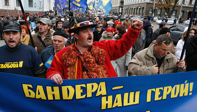 На Украине предложили уравнять бандеровский и государственный флаги.