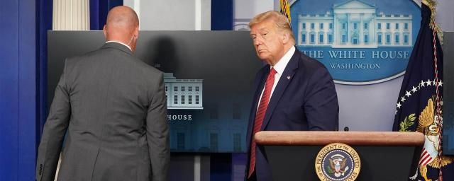 Трамп прервал пресс-конференцию из-за стрельбы около Белого дома.