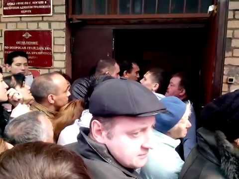 Тысячи гастарбайтеров остаются в России.