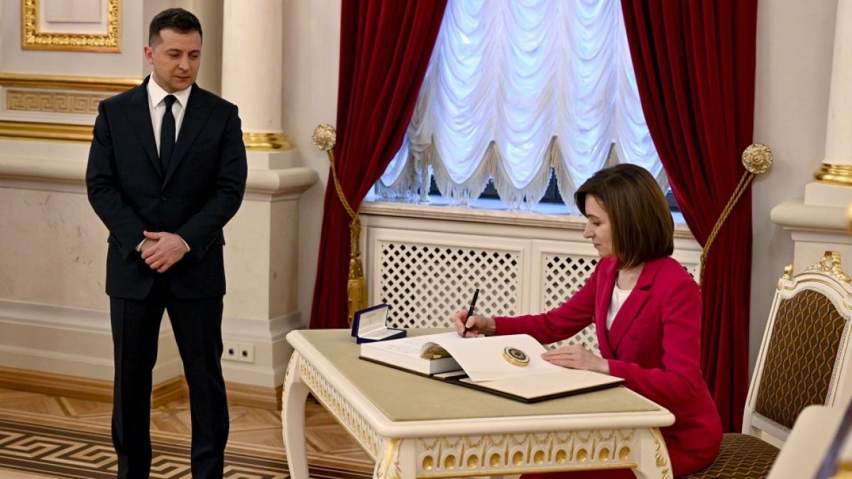 Санду сделала 11 подарков президентам и чиновникам ЕС: скатерть, книги, полотенца.