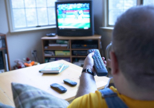 Взрослые, проводящие перед телеэкраном от трех часов в день, имеют вдвое больше шансов умереть раньше.