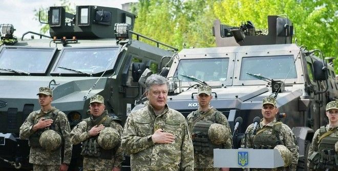 Журналисты сравнили уходящего с поста президента Украины Петра Порошенко с лидером нацистской Германии Адольфом Гитлером.