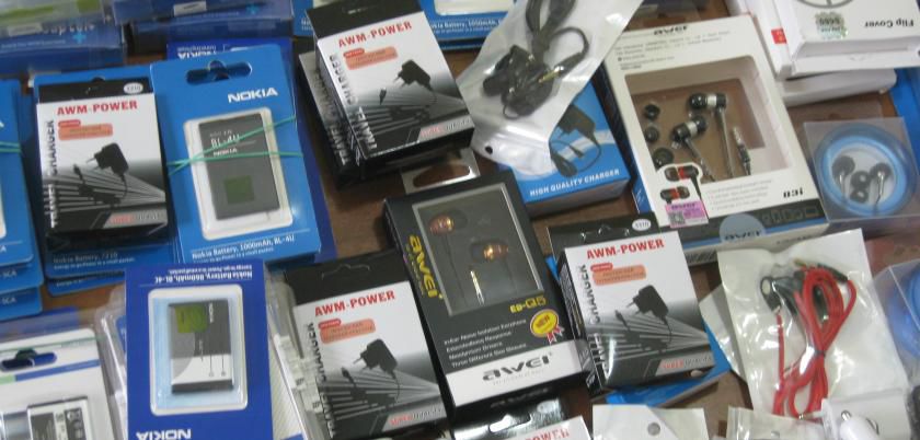Accesorii pentru telefoane, confiscate în vamă. Foto: serviciul vama