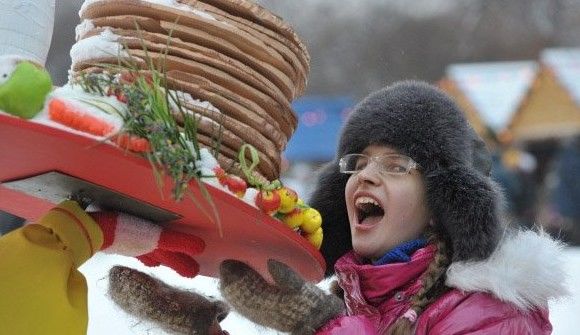 O companie din Rusia a preparat, cu ajutorul unor bucătari profesioniști, peste 12.700 de clătite. 