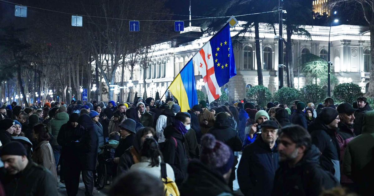 В Тбилиси тысячи людей требуют освободить задержанных на проевропейских протестах.
