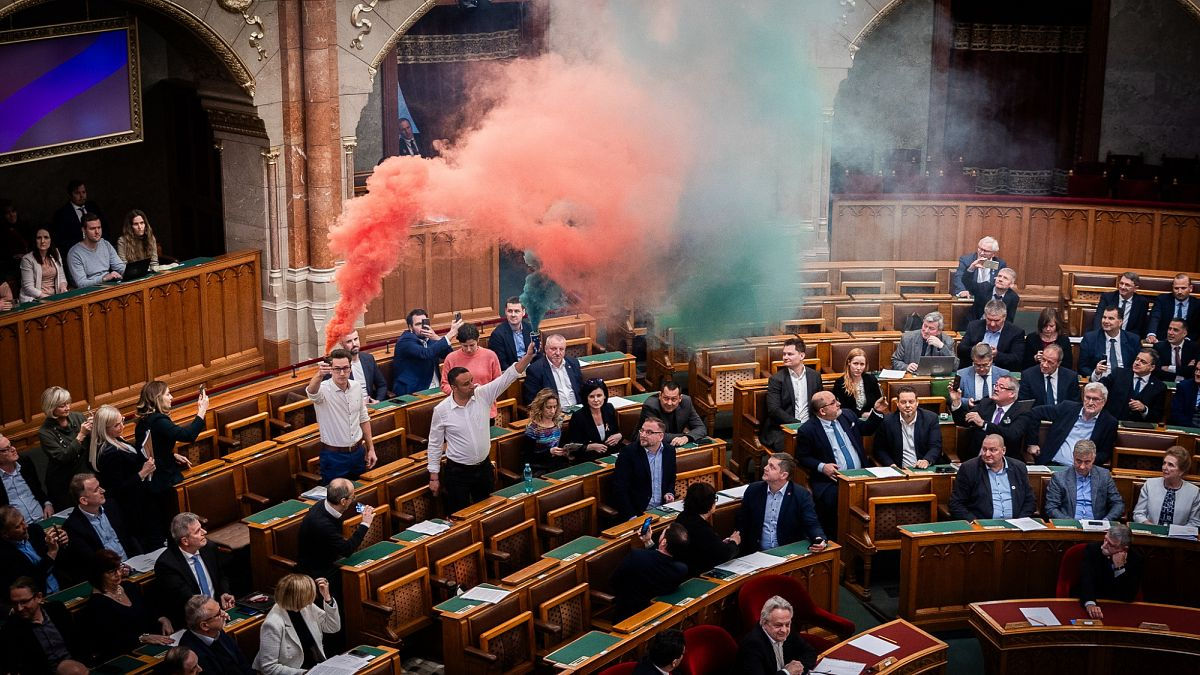 В Венгрии приняли закон о запрете ЛГБТ-прайда.