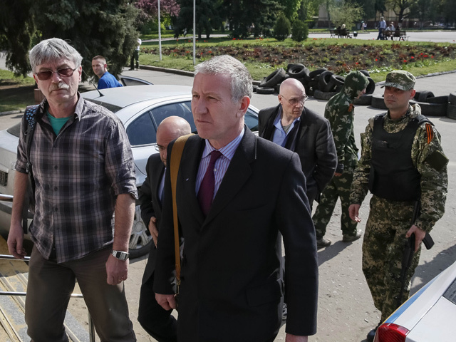 В Славянске (Донецкая область Украины) освобожден один из задержанных ранее военных наблюдателей стран-членов ОБСЕ.