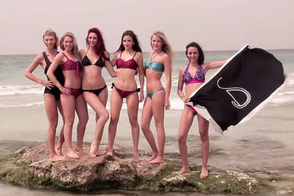 Сами разработчики продукта называют свое изобретение «связующим бикини» (bikini connecté