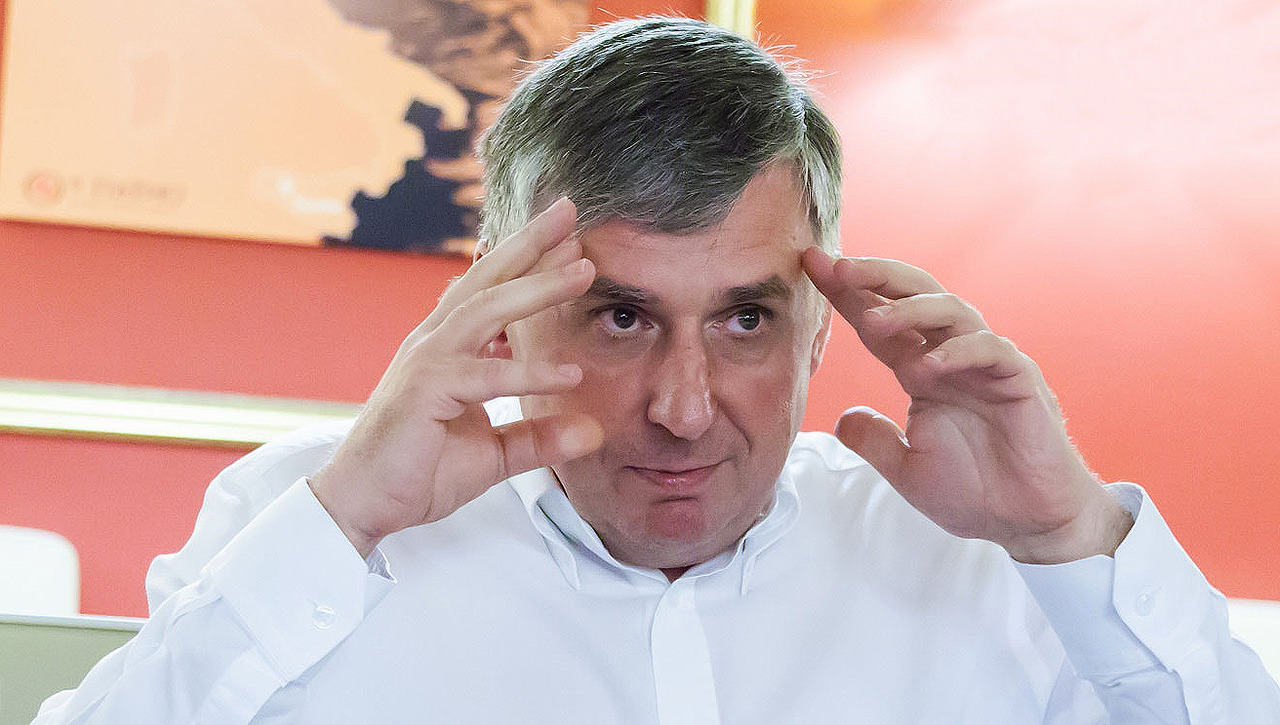 Возможным кандидатом на пост премьера в случае отставки правительства Кику может стать бизнесмен и бывший премьер-министр Ион Стурза. 