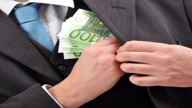 Avocat, trimis în judecată pentru luare de mită.