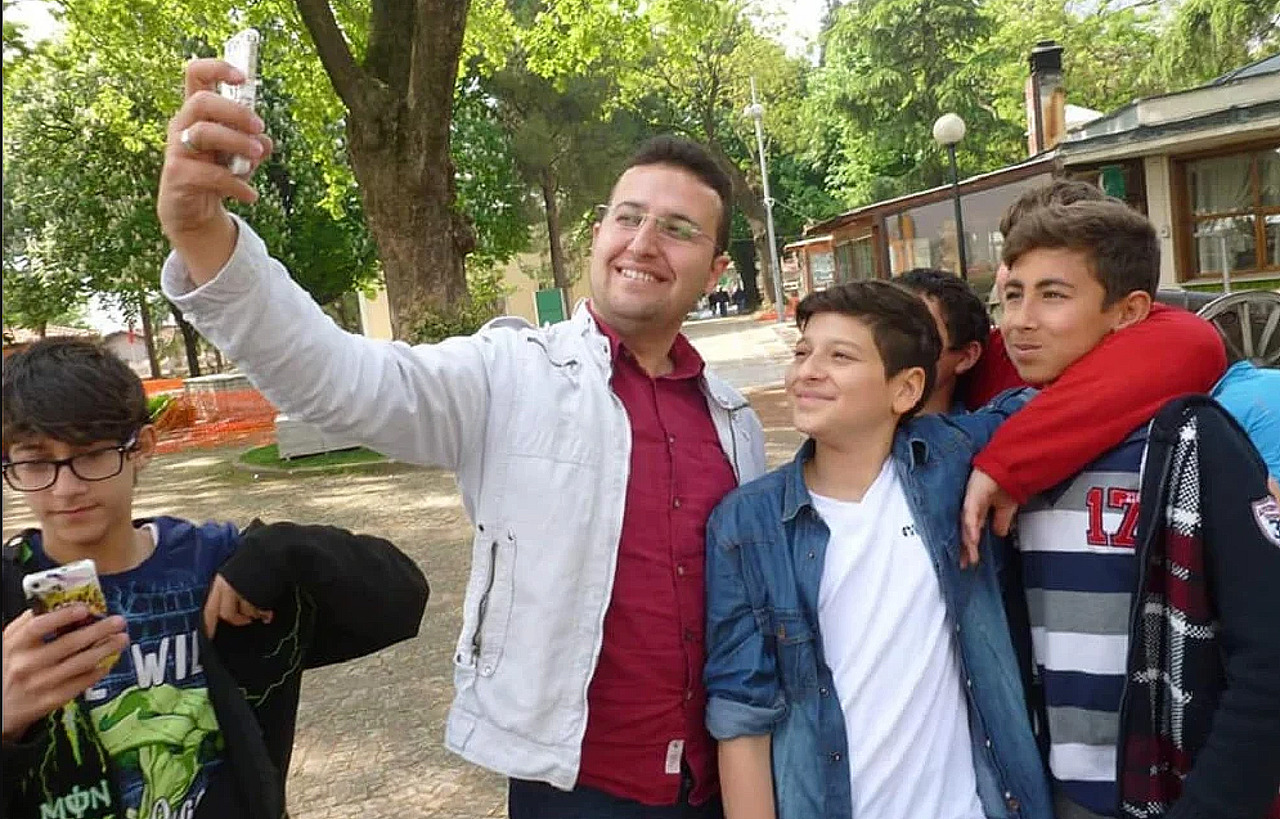 Один из депортированных турецких учителей был освобожден.