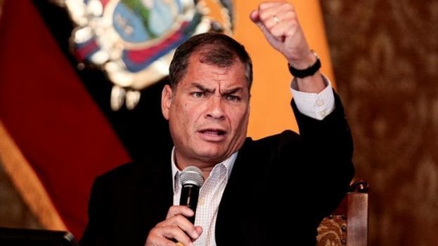 Maşina fostului şef al Ecuadorului, acoperită cu gunoaie. Foto: lahora.com.ec