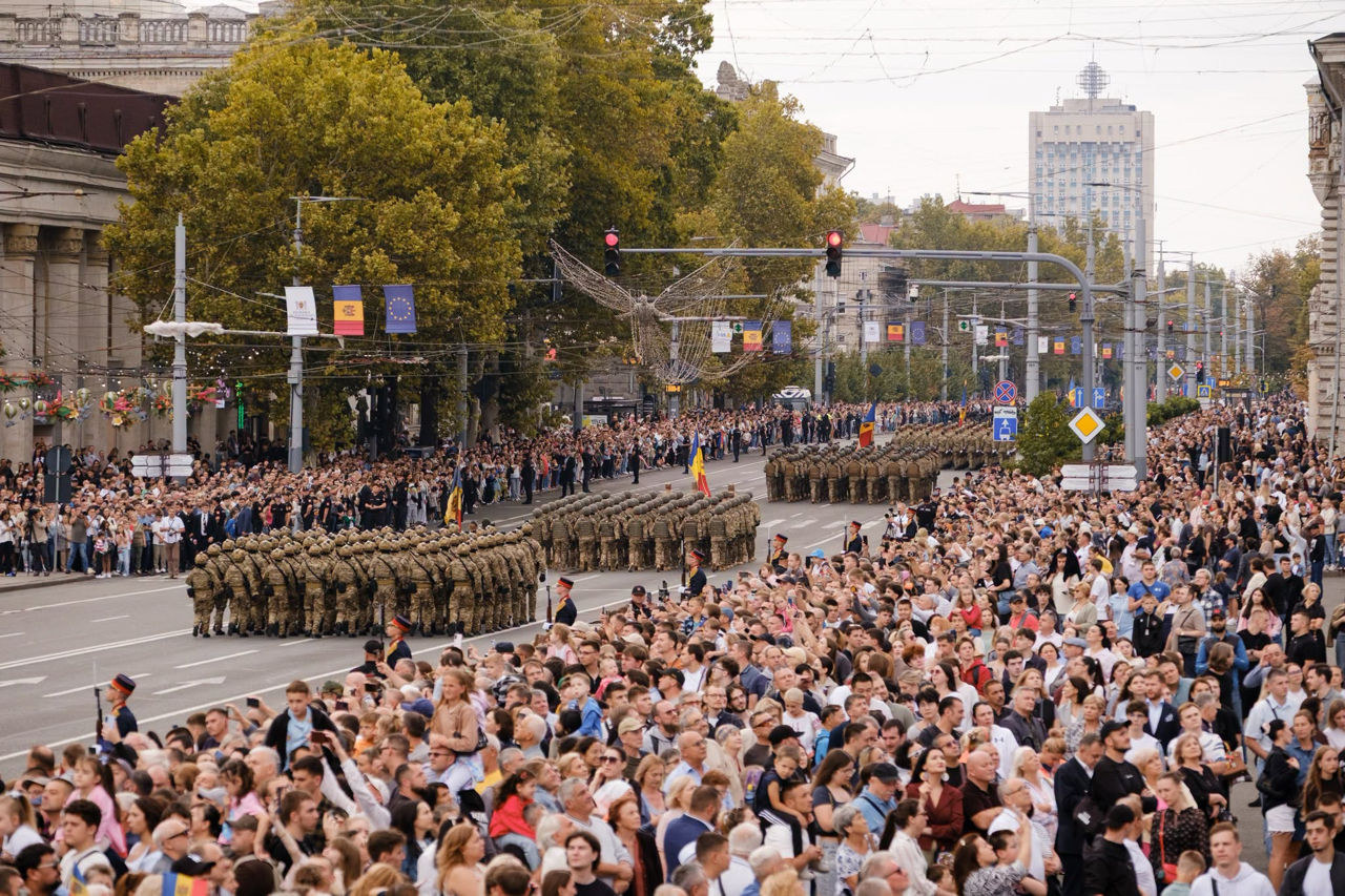 Более 7 тысяч зрителей наблюдали за военным парадом в центре Кишинева.
