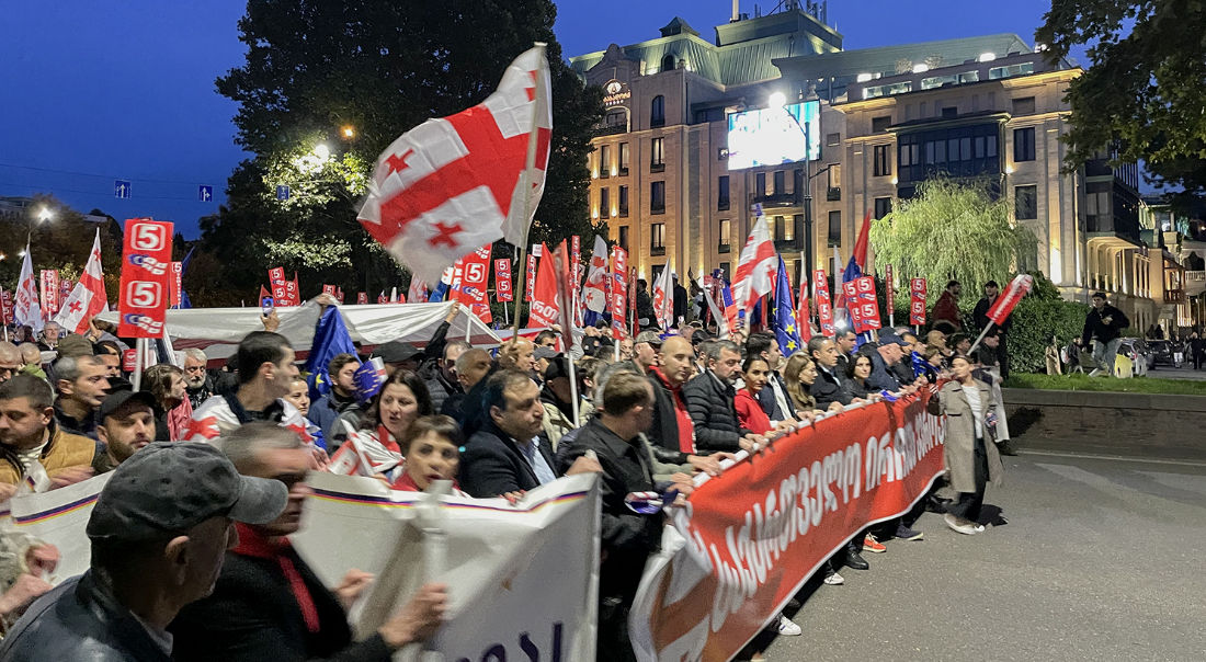 Opoziția georgiană organizează un protest în prima zi a ședinței noului Parlament.