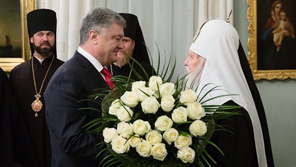 Порошенко присвоил раскольнику Филарету звание героя Украины.