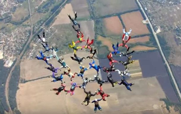 В фигуре приняли участие украинские парашютисты, а также представители других стран.