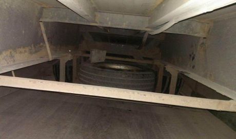 Un cetăţean afgan a fost depistat de poliţia de frontieră din Constanţa sub remorca unui autocamion. Foto: jurnal.md