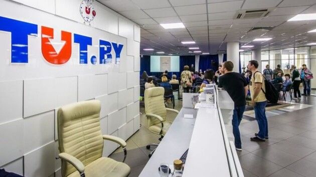 Белорусский интернет-портал tut.by заявил о задержании 13 сотрудников.