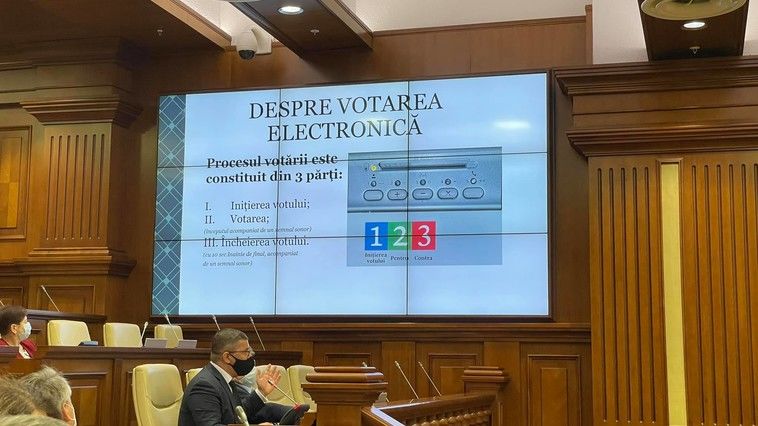 С сегодняшнего дня в парламенте используется электронное голосование.