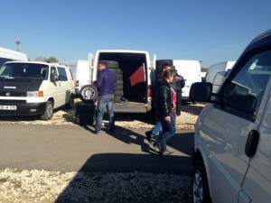 Anvelopele de obicei sunt comercializate la stațiile de deservirea automobilelor, și la piața auto din Chișinău.