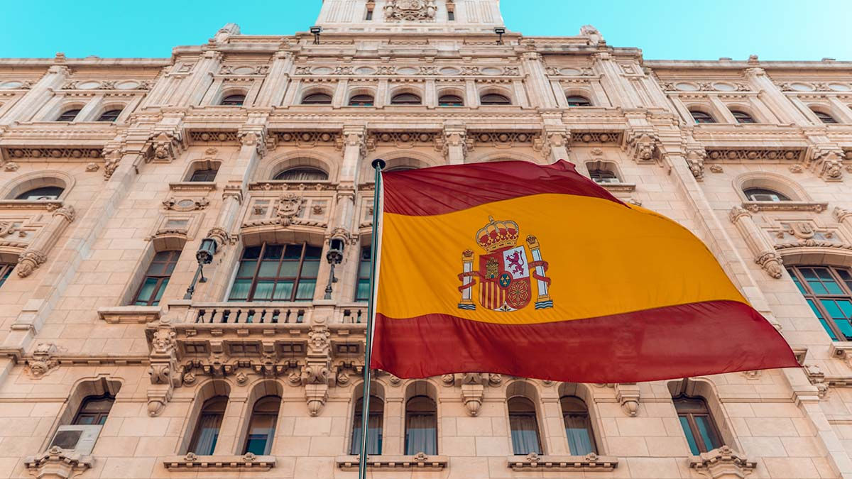Spania va legaliza zeci de mii de migranți afectați de inundațiile din Valencia.